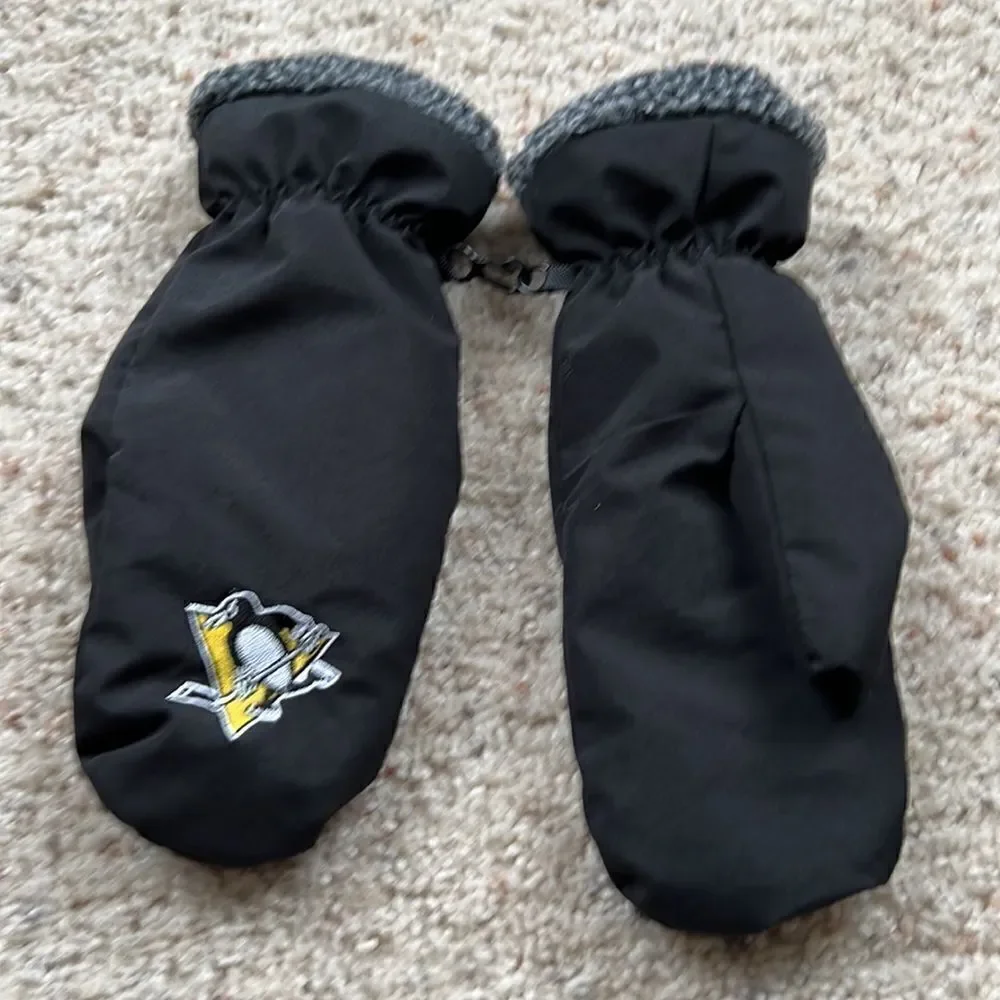 Pittsburgh Penquins NHL youth boys mittens size 8-20.